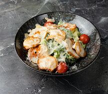 Цезарь с куриной грудкой на гриле