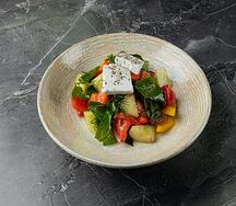 Греческий салат с оливками каламата