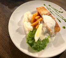 Форель жареная с овощами на пару