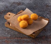 Сырные медальоны с брусничным соусом