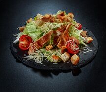 Салат Цезарь с курицей
