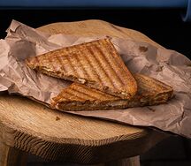 Сэндвич с индейкой и маринованными огурцами