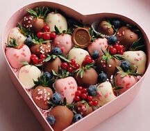 Коробка Сердце с нарядной клубникой