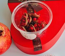 Гранат в шоколаде в стакане