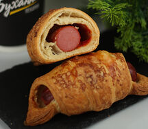 Круассан с сосиской и соусом