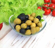 Ассорти из оливок и маслин