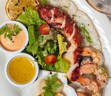 Ассорти из морепродуктов на гриле