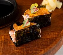 Открытый ролл с тунцом и морским ежом