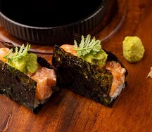 Открытый ролл с лососем и гуакамоле