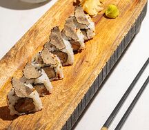 Ролл с сибасом и трюфельным соусом 