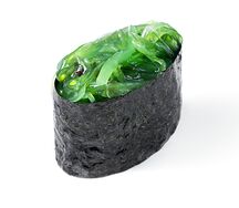 Суши с водорослями чука