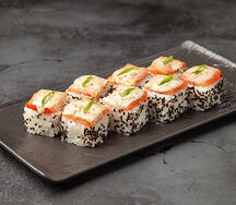 Ролл Опаленный лосось под ореховым соусом