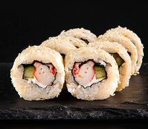Ролл Калифорния в кунжуте