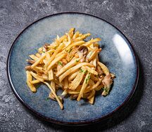 Жареный картофель с луком и вешенками