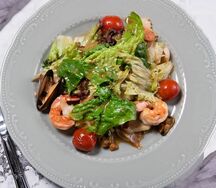 Теплый салат с морепродуктами