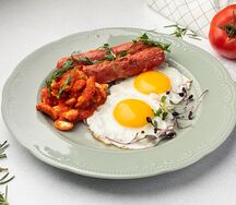 Яичница с сосисками и фасолью