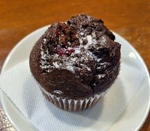 Шоколадный маффин с вишней