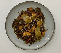Вок с гречневой лапшой и морепродуктами