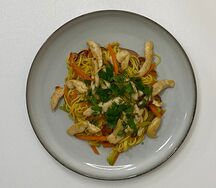 Вок с лапшой яичной и курицей