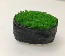 Гункан с зеленой масаго