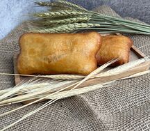 Пирожок с картофелем и сосиской