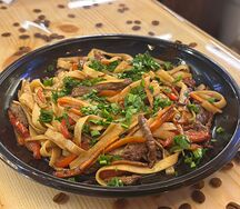 Удон с говядиной и овощами
