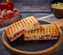 Сэндвич с копченым беконом и сыром моцарелла