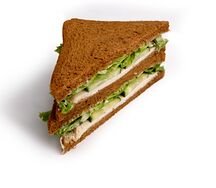 Сэндвич с курицей и песто на зерновом хлебе