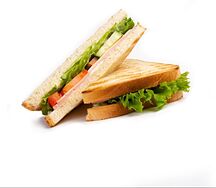 Сэндвич с ветчиной и сыром на пшеничном хлебе