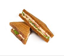 Сэндвич с тунцом на зерновом хлебе