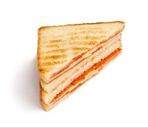 Сэндвич с пепперони и сыром моцарелла на пшеничном хлебе