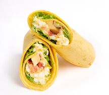 Ролл с ветчиной омлетом и сыром