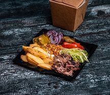 Шаверма с копченой курицей на тарелке