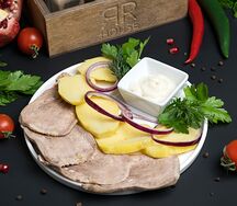 Язык с отварной картошкой