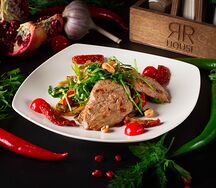 Теплый салат с говядиной