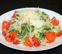 Салат Цезарь с лососем