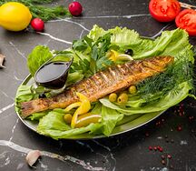 Сибас на углях с овощами