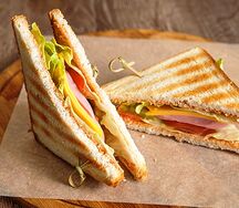 Клаб-сэндвич с ветчиной и сыром