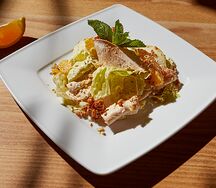 Салат с куриным филе, апельсином и грушей в имбирном соусе