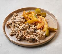 Бефстроганов с жареной картошкой и солеными огурчиками