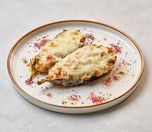 Запеченный баклажан с томатной сальсой под сырной корочкой