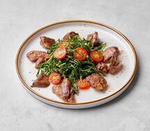 Теплый салат с куриной печенью