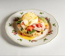 Домашняя лепешка с яйцом пашот и ветчиной из индейки 