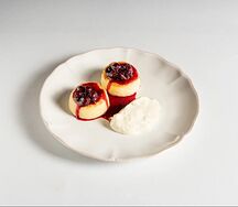 Сырники с кремом маскарпоне и соусом из чёрной смородины