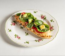 Домашняя лепешка с томатами и авокадо 