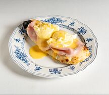 Домашняя лепешка с мортаделлой и яйцом пашот