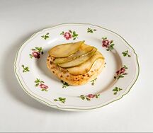 Запеченный камамбер с грушей 