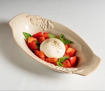 Фермерская буррата, узбекские томаты