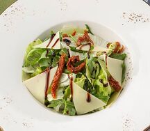 Микс-салат с вялеными томатами и сыром 