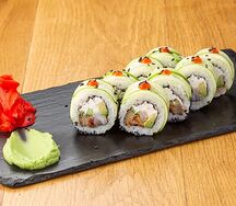 Фирменный ролл с огурцом, креветкой, угрём и соусом чили